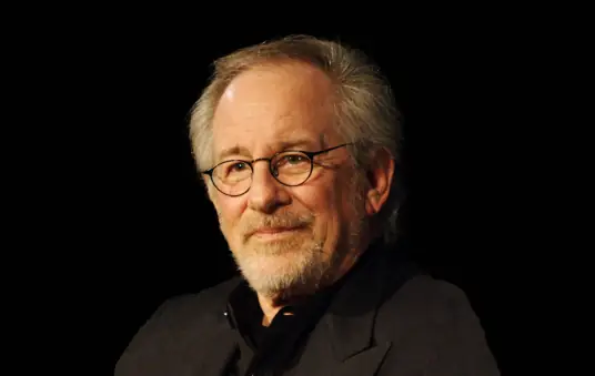 史蒂文·斯皮尔伯格（Steven Allan Spielberg），1946年12月18日出生于美国俄亥俄州辛辛那提市，美籍犹太裔导演、编剧、制片人，美国国防部卓越公共服务奖章获得者。
1974年，完成了个人首部电影长片《横冲直撞大逃亡》。1975年，执导了惊悚电影《大白鲨》，凭借该片获得了第33届美国电影电视金球奖电影类-最佳导演提名。1981年6月12日，拍摄的动作冒险电影《夺宝奇兵》上映。1982年6月11日，执导的科幻家庭电影《外星人E.T.》上映，凭借该片获得了第40届美国电影电视金球奖电影类-最佳导演提名。1985年12月18日，执导的剧情片《紫色》上映。1993年6月11日，拍摄的科幻冒险电影《侏罗纪公园》上映；11月30日，执导的战争电影《辛德勒的名单》上映，凭借该片获得了第51届美国电影电视金球奖电影类-最佳导演和第66届奥斯卡金像奖最佳导演奖。1998年7月24日，拍摄的战争电影《拯救大兵瑞恩》上映，凭借该片获得了第56届美国电影电视金球奖电影类-最佳导演和第71届奥斯卡金像奖最佳导演奖。2002年6月21日，执导的科幻悬疑电影《少数派报告》上映，由此获得了第29届土星奖最佳导演奖。2005年12月23日，拍摄的惊悚电影《慕尼黑》上映。2009年1月12日，获得了第66届美国电影电视金球奖终身成就奖。